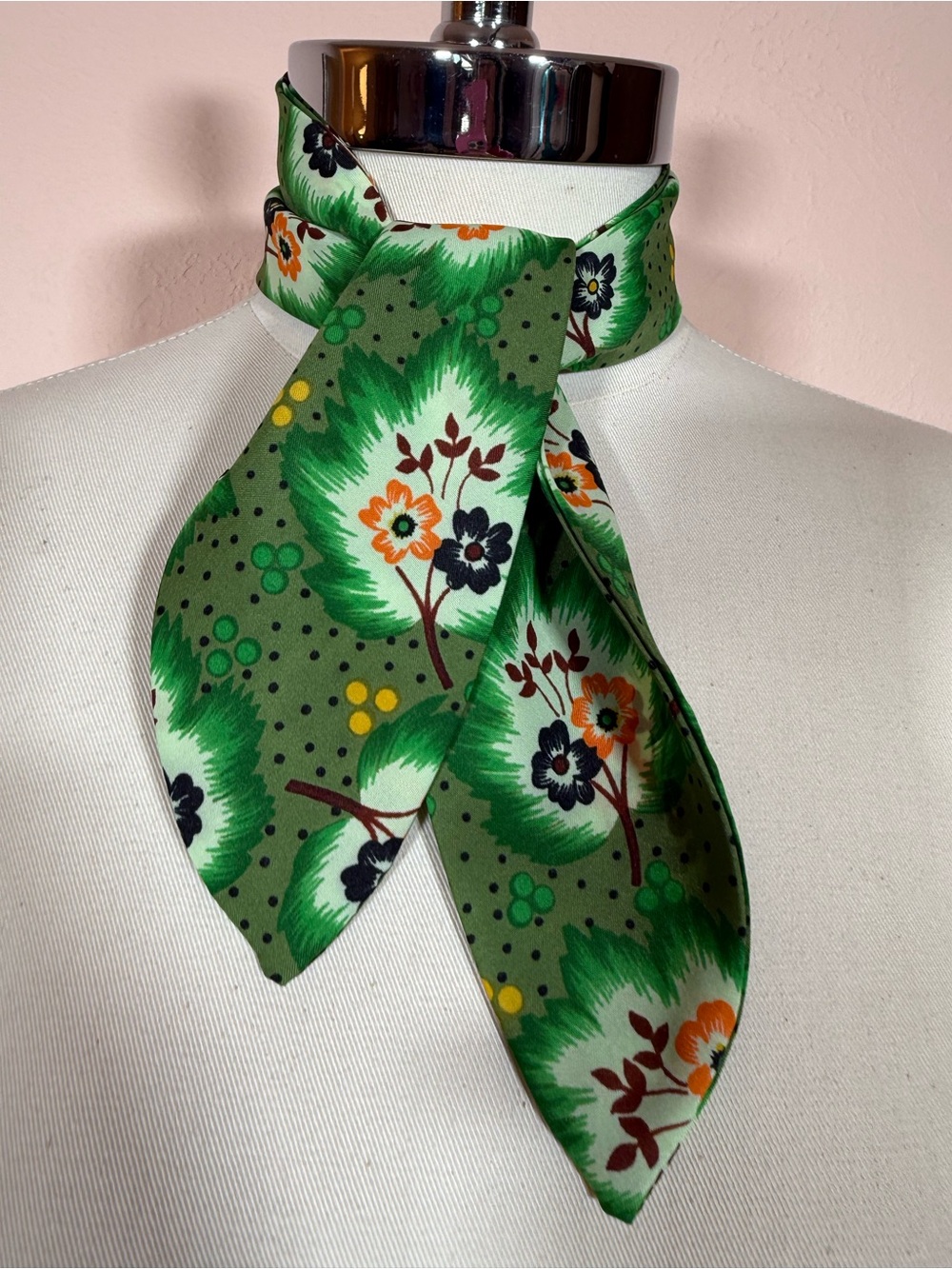 Vintage 1960 70’s Forest green Mod flower vivid print Bow Neck scarf Cravat